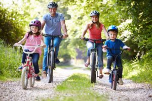 familj på cykel